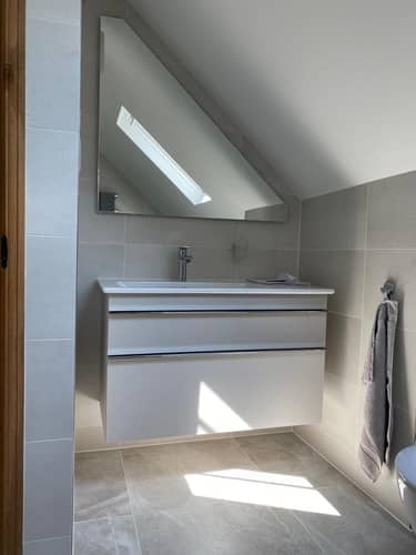 Main Bathroom 4
