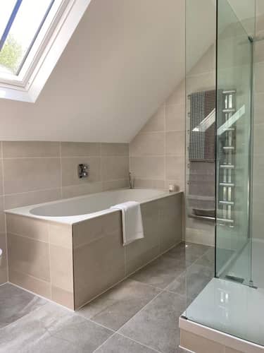 Main Bathroom 5