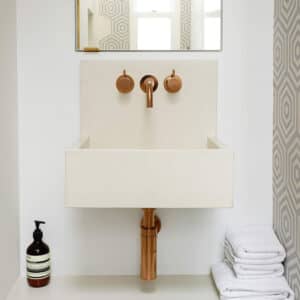 Kern Basin With Integrated Splashback