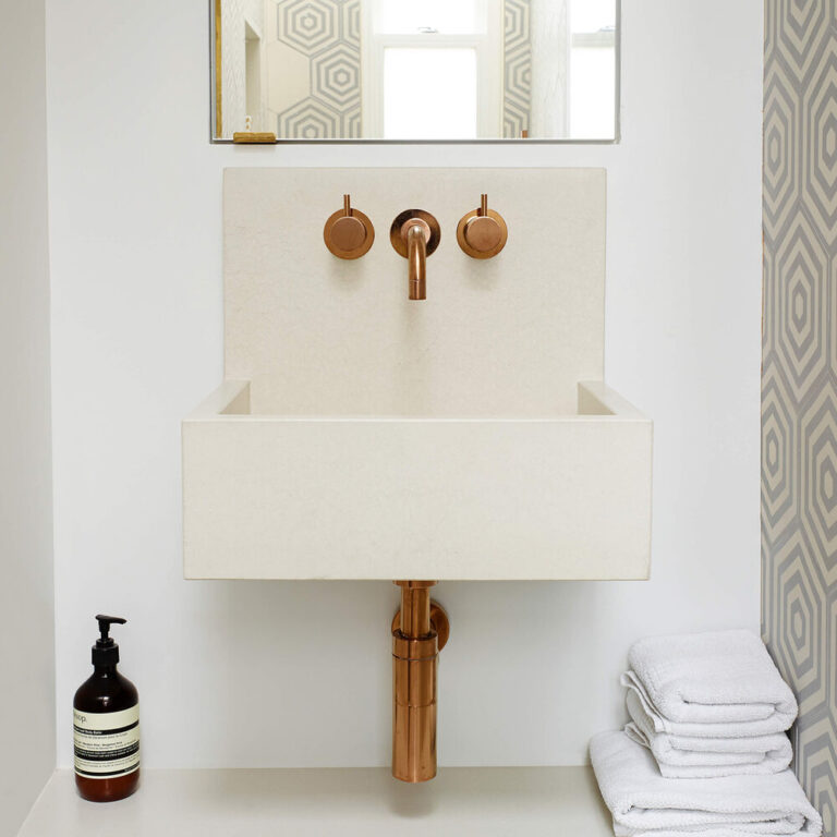 Kern Basin With Integrated Splashback